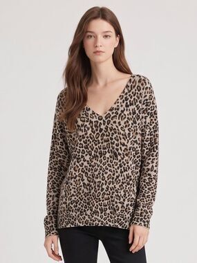 Minnie Rose Leopard Print V-Neck and Back 100% Cashmere Sweater. Mobwife. Luxe.L